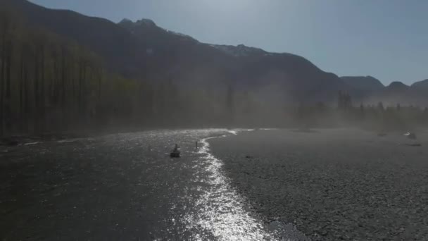 Drónfelvétel Két Emberről Akik Egy Hajón Halásznak Egy Gyönyörű Napon — Stock videók