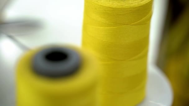 Closeup Shot Yellow Cotton Thread Spool Sweatshop — Αρχείο Βίντεο