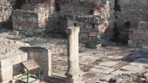 晴れた日にブルガリアのヴァルナにあるローマ風呂の遺跡 — ストック動画
