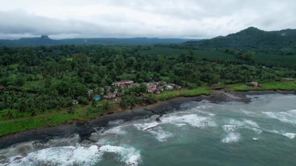 Vista Aérea Alrededor Del Pueblo Roca Ribeira Peixe Santo Tomé — Vídeos de Stock