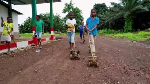 Légi Felvétel Nevető Gyerekek Vezetés Játék Járművek Afrikában Húzza Vissza — Stock videók