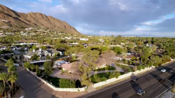 Inclinaison Aérienne Vers Haut Montagne Camelback Près Scottsdale Arizona — Video