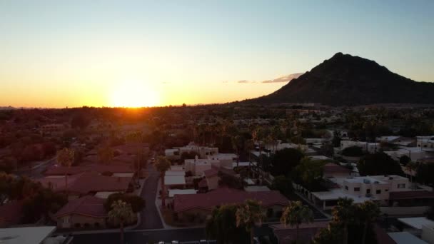 靠近Scottsdale Arizona的驼背山日落空中撤离 — 图库视频影像