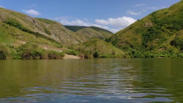Letecký Pohled Lidi Plavat Opalovat Jezera Slunné Arménii Nízké Drone — Stock video