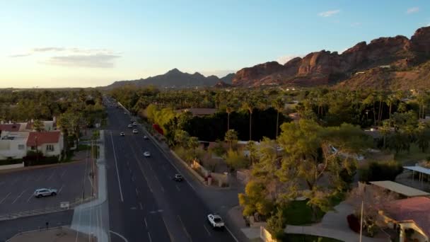 Aerial Tilt Palms Revealing Homes Base Camelback Mountain Scottsdale Arizona — Video