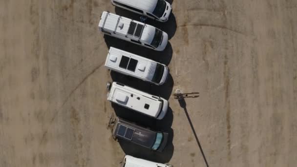 Uma Mosca Cima Para Baixo Sobre Uma Linha Autocaravanas Deserto — Vídeo de Stock