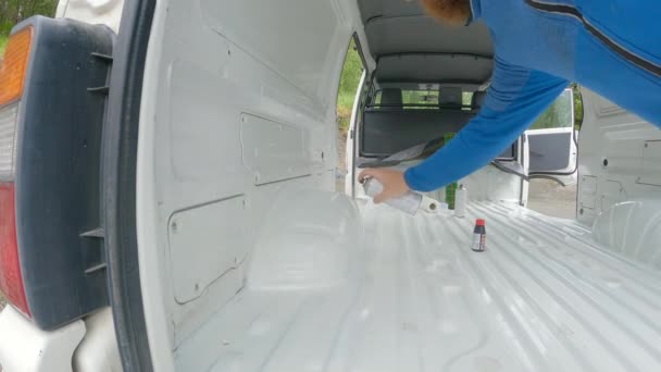 Jonge Man Met Baard Verdwijnende Camper Van Schilderij Herbouw Van — Stockvideo