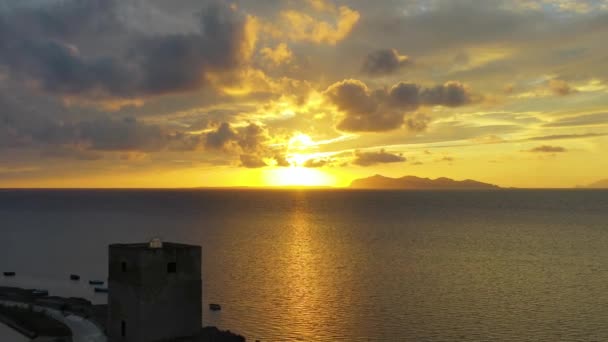 Luftaufnahme Über Salzgewinnungspools Pulsierender Sonnenuntergangshimmel Sizilien Rückwärts Drohnenschuss — Stockvideo