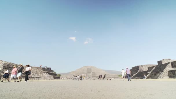 Turistas Viagem Apreciam Pirâmides Teotihuacan Fora Cidade México México Dia — Vídeo de Stock