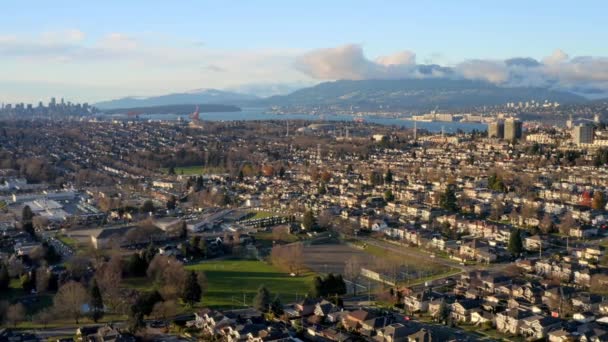 Rijen Van Huizen Voorstedelijk Gebied Burnaby Met Vancouver Haven Skyline — Stockvideo