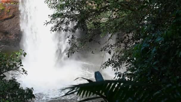 Cascades Waterval Gevangen Een Uitkijkpunt Heo Suwat Waterval Khao Yai — Stockvideo