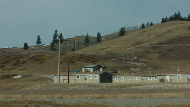 Vivienda Asequible Una Zona Rural Con Líneas Eléctricas — Vídeo de stock