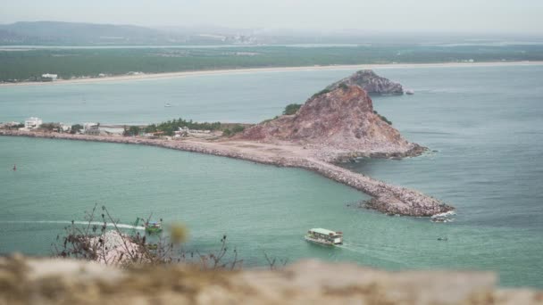 Łódź Turystyczna Przepływa Pacyfik Mazatlan Sinaloa Meksyk Górami Plażą Tle — Wideo stockowe