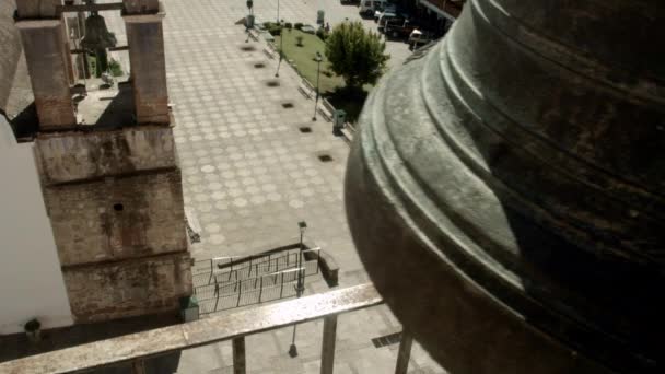 教堂的钟声在墨西哥小镇的公共广场的高塔上响起 周围的社区都能听到 — 图库视频影像