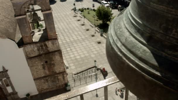 Sinos Igreja Montados Torre Alta Praça Pública Uma Pequena Cidade — Vídeo de Stock