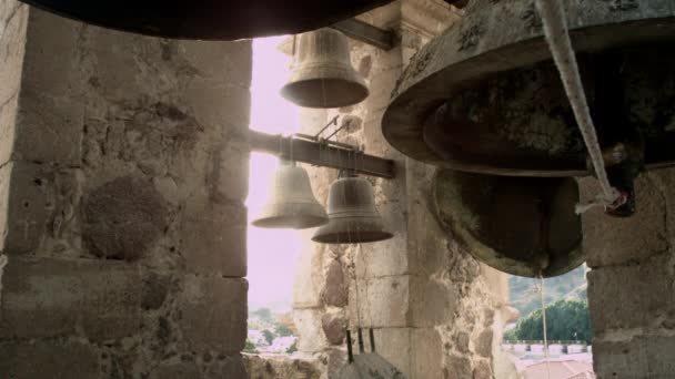 Cloches Église Montées Dans Tour Haute Sur Place Publique Une — Video