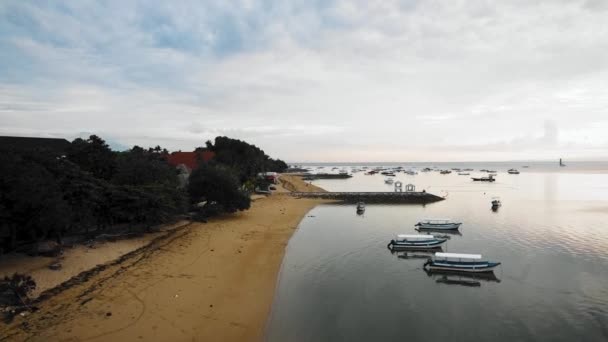 巴厘岛美丽的萨努尔海滩无人机画面这段录像是在日出时间拍摄的 — 图库视频影像