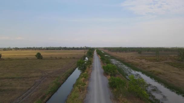 Oplopende Luchtfoto Van Weg Met Kanalen Pak Pli Nakhon Nayok — Stockvideo