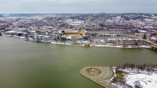 Luchtfoto Rond Het Heinz Veldstadion Pittsburgh Usa Tracking Drone Shot — Stockvideo