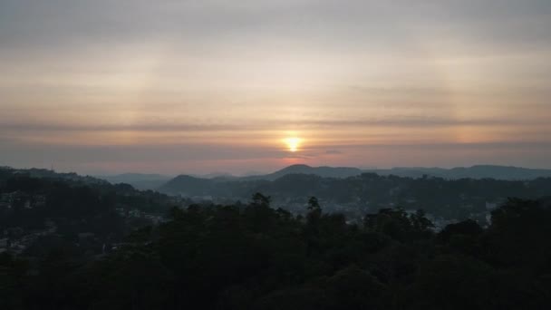 美丽地反映了坎迪湖背后的高大的绿树之间的斯里兰卡丘陵地带 而太阳刚刚落山的山顶之一 高角度无人玩具车射击 — 图库视频影像