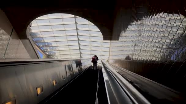 Mujer Subiendo Por Escalera Mecánica Del Metro Centro Los Ángeles — Vídeos de Stock