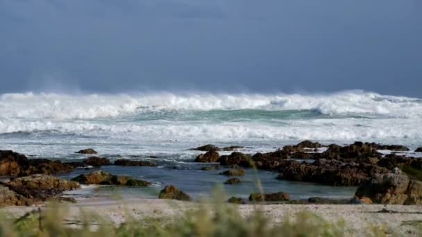 Большие Волны Разбивающиеся Пляже — стоковое видео