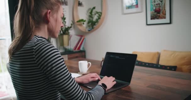 Chica Escribiendo Macbook Haciendo Trabajo Desde Casa — Vídeos de Stock