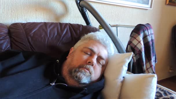 日中彼のソファの上で眠る疲れた男 着実なショット — ストック動画