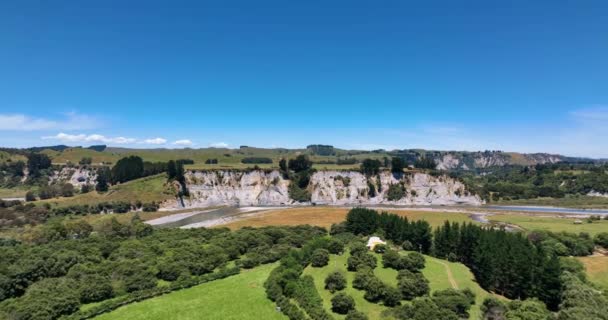 Aerial Mangaweka Summer Farm Field Ruahine Range New Zealand — стоковое видео