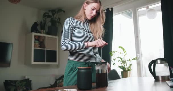 Dziewczyna Używa Francuskiej Prasy Parzenia Kawy — Wideo stockowe