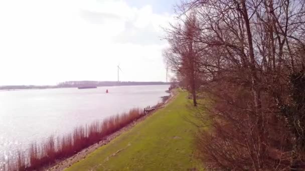 Flygdrönare Kommer Långsamt Land Flodbanken Och Krasch Landning Rullande Över — Stockvideo