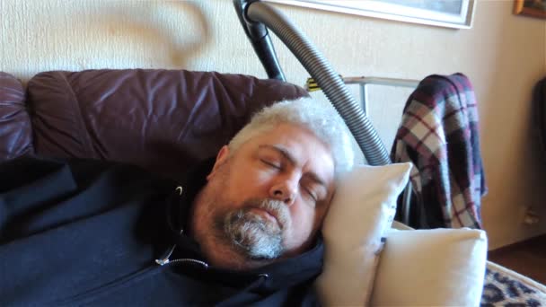 Unavený Muž Spí Pohovce Během Dne Ustálený Výstřel — Stock video