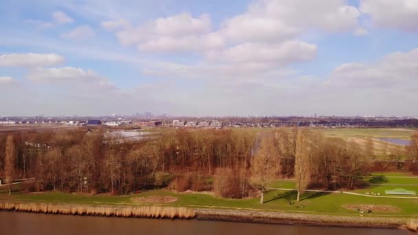 Aerial Fall Trees Oude Maas Riverbank Pedestal Dolly Forward — Stock videók