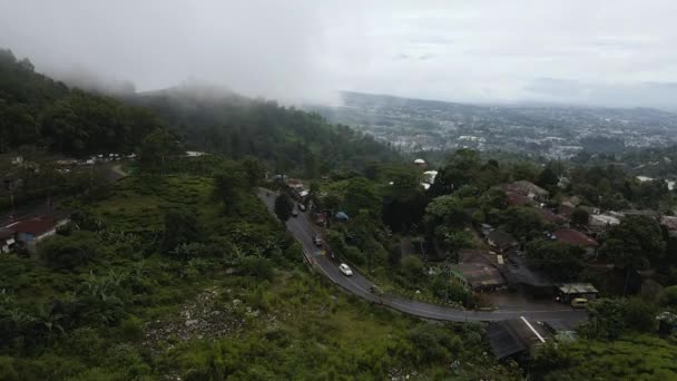 Veículos Dirigindo Estrada Montanha Perto Puncak West Java Indonésia Drone — Vídeo de Stock