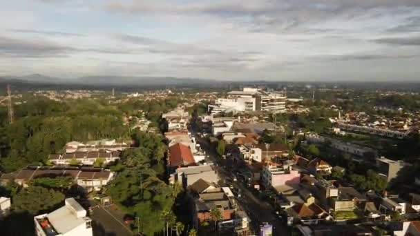 Luftaufnahme Einer Straße Mit Vorbeifahrenden Fahrzeugen Jakarta Indonesien Drohnenschuss — Stockvideo