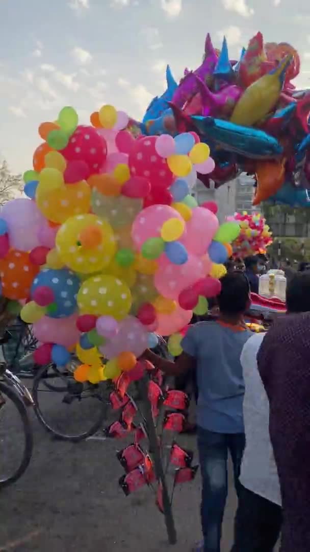 60Fps Vertical Niño Vendiendo Globos Dhaka Bangladesh — Vídeo de stock