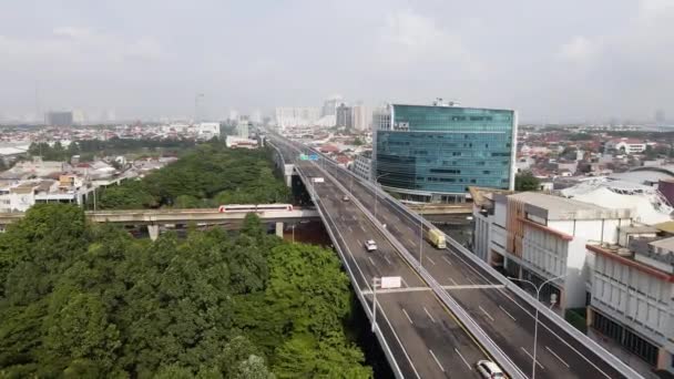 Wyższa Droga Kolej Dżakarcie Indonezja Widokiem Biurowiec Korporacyjny Szerokie Drony — Wideo stockowe