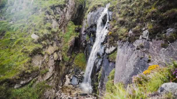 Abaixo Tiro Cachoeira Secreta Nas Montanhas Câmera Lenta — Vídeo de Stock