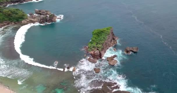 Drone Schot Van Koraal Rotsen Golven Crashen Rotsen Tropische Oceaan — Stockvideo