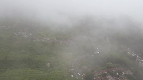 Vehicles Passing Houses Green Vegetation Misty Day Jakarta Indonesia Aerial — Wideo stockowe