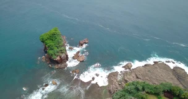 Bird Eye View Ocean Top View Waves Breaking Rocks Drone — Videoclip de stoc