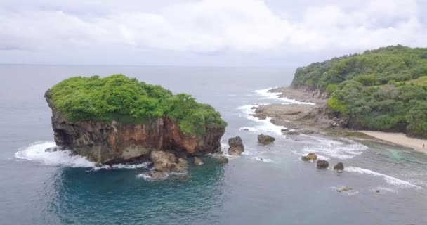 바위들이 보이는 의물은 푸른색으로 보입니다 바다를 바라본다 바위에 부딪치는 파도의 — 비디오