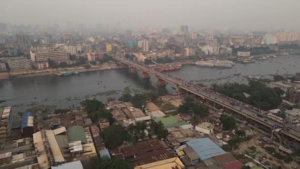 Puente Ocupado Que Cruza Río Bangladesh Una Atmósfera Contaminada Antena — Vídeo de stock