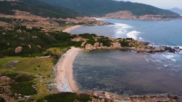 Vista Aérea Estática Sobre Playa Contaminada Ninh Thuan Junto Parque — Vídeo de stock