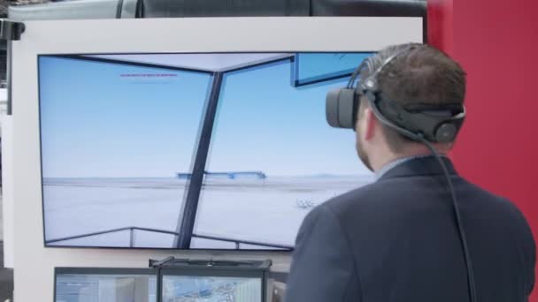 Mann Trägt Virtual Reality Headset Großer Bildschirm Luft Trafische Bodenkontrolle — Stockvideo