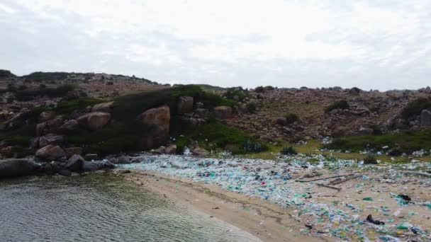 Vista Aérea Circular Playa Contaminada Ninh Thuan Llena Coloridas Bolsas — Vídeos de Stock