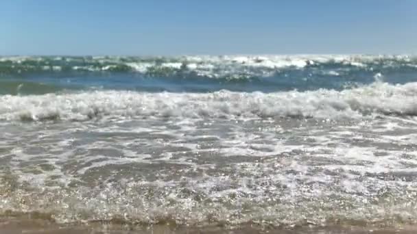在蓝天下 蓝蓝的波浪缓缓地滚向浅滩 — 图库视频影像