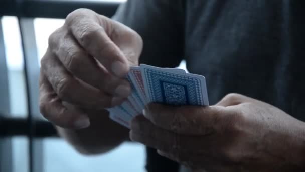 Närbild Ett Par Händer Blanda Kort Spela Ett Kort Spel — Stockvideo