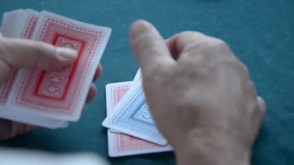 Närbild Händer Som Delar Kort För Ett Roligt Kortspel — Stockvideo