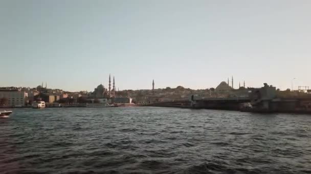 土耳其伊斯坦布尔 从在伊斯坦布尔一座桥下航行的船只上观看 金角Galata Hali和Eminn侧翼空中射击的潘宁射击 — 图库视频影像